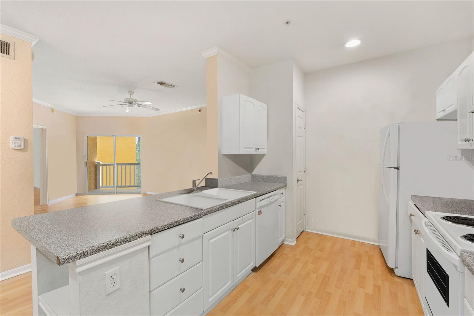 Image 8 of 31 For 860 Orange Avenue 323