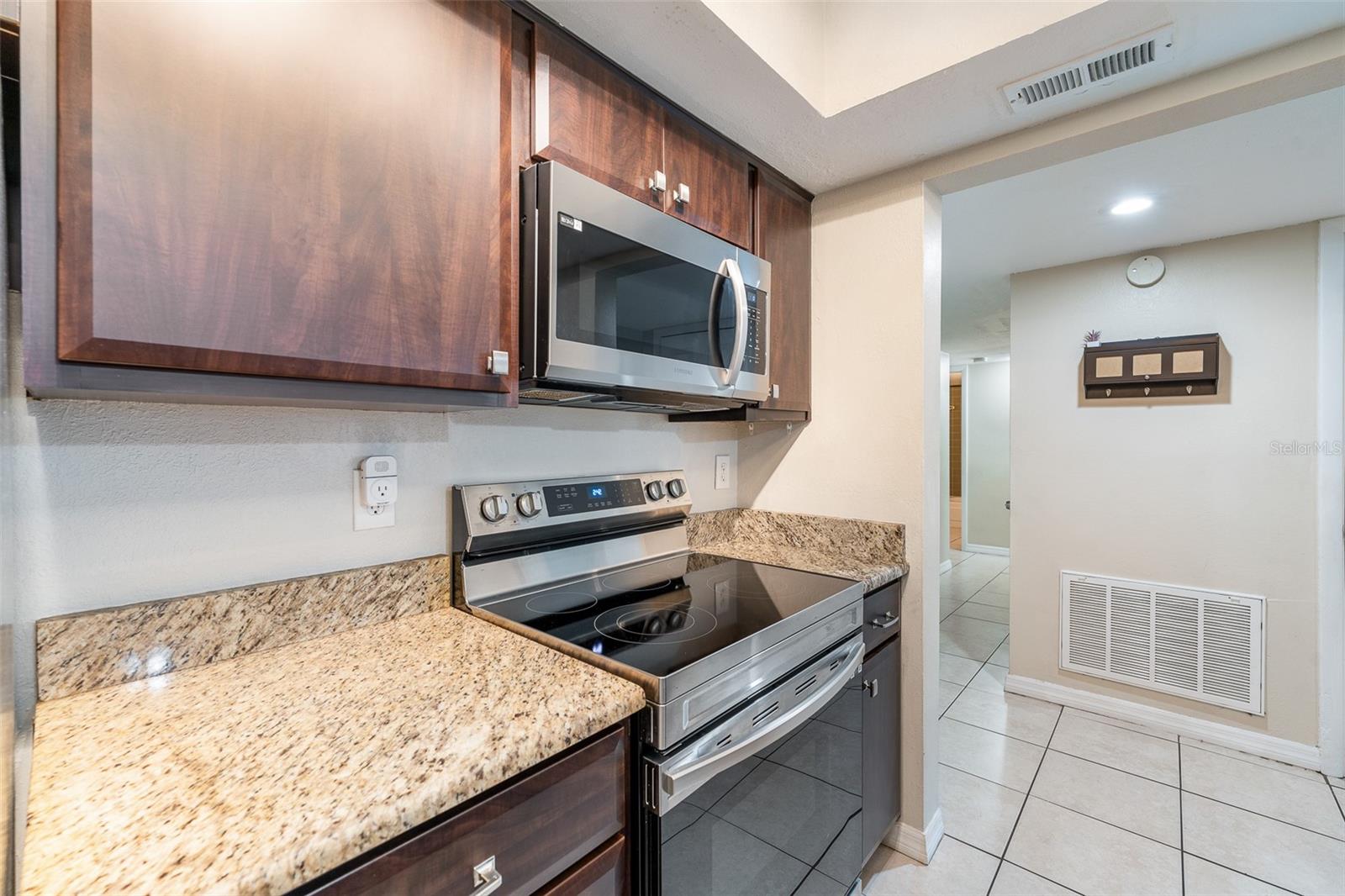 Image 5 of 20 For 5071 Eaglesmere Drive C01