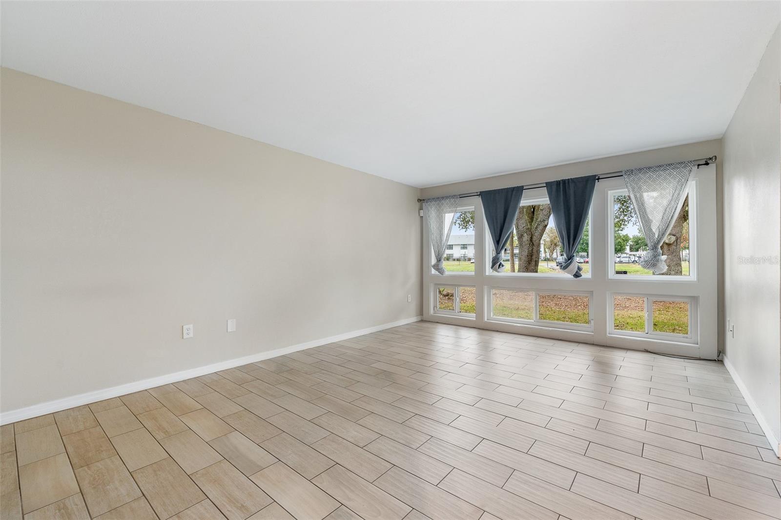 Image 6 of 20 For 5071 Eaglesmere Drive C01