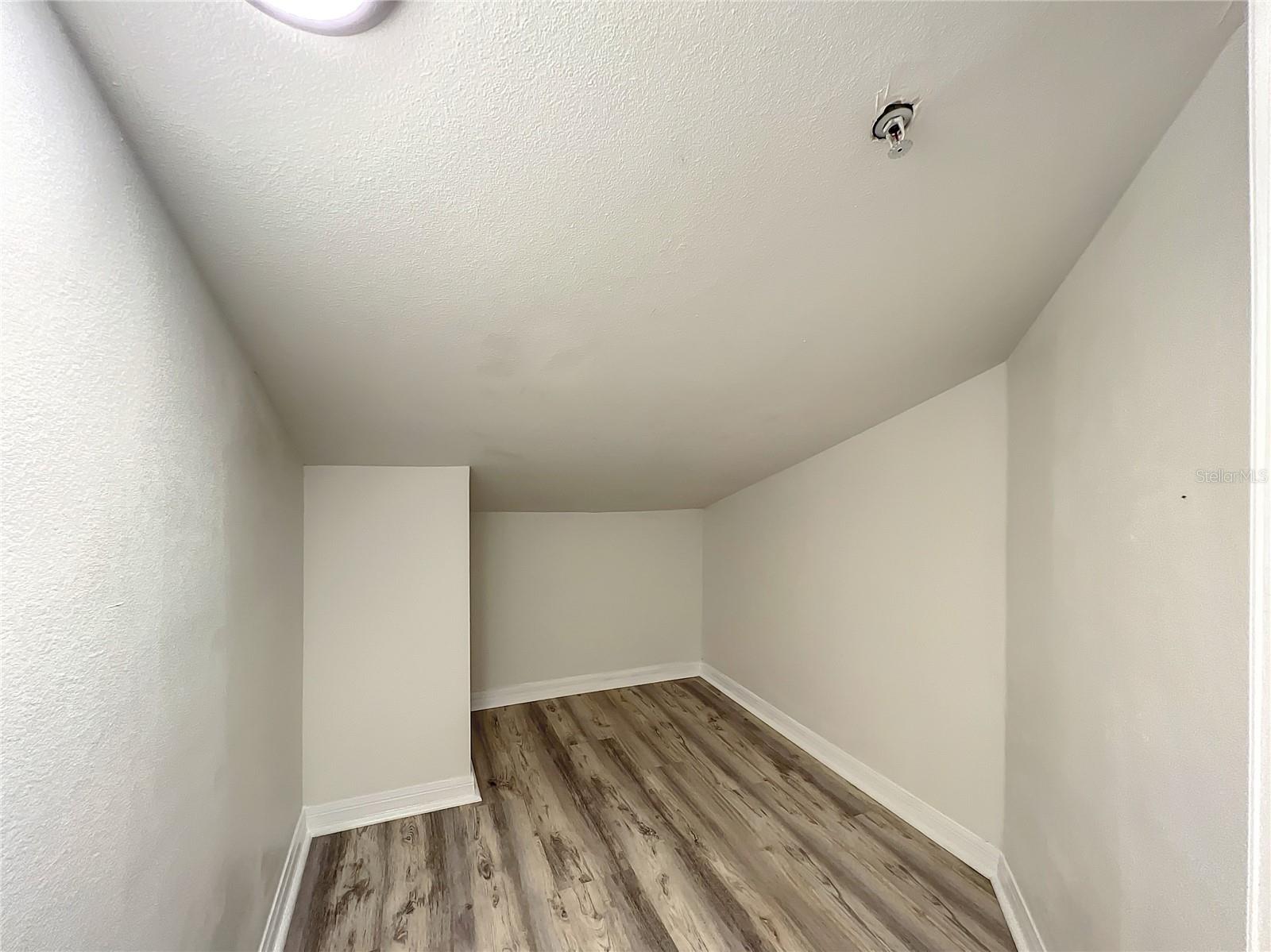 Image 30 of 59 For 696 Seabrook Court 202