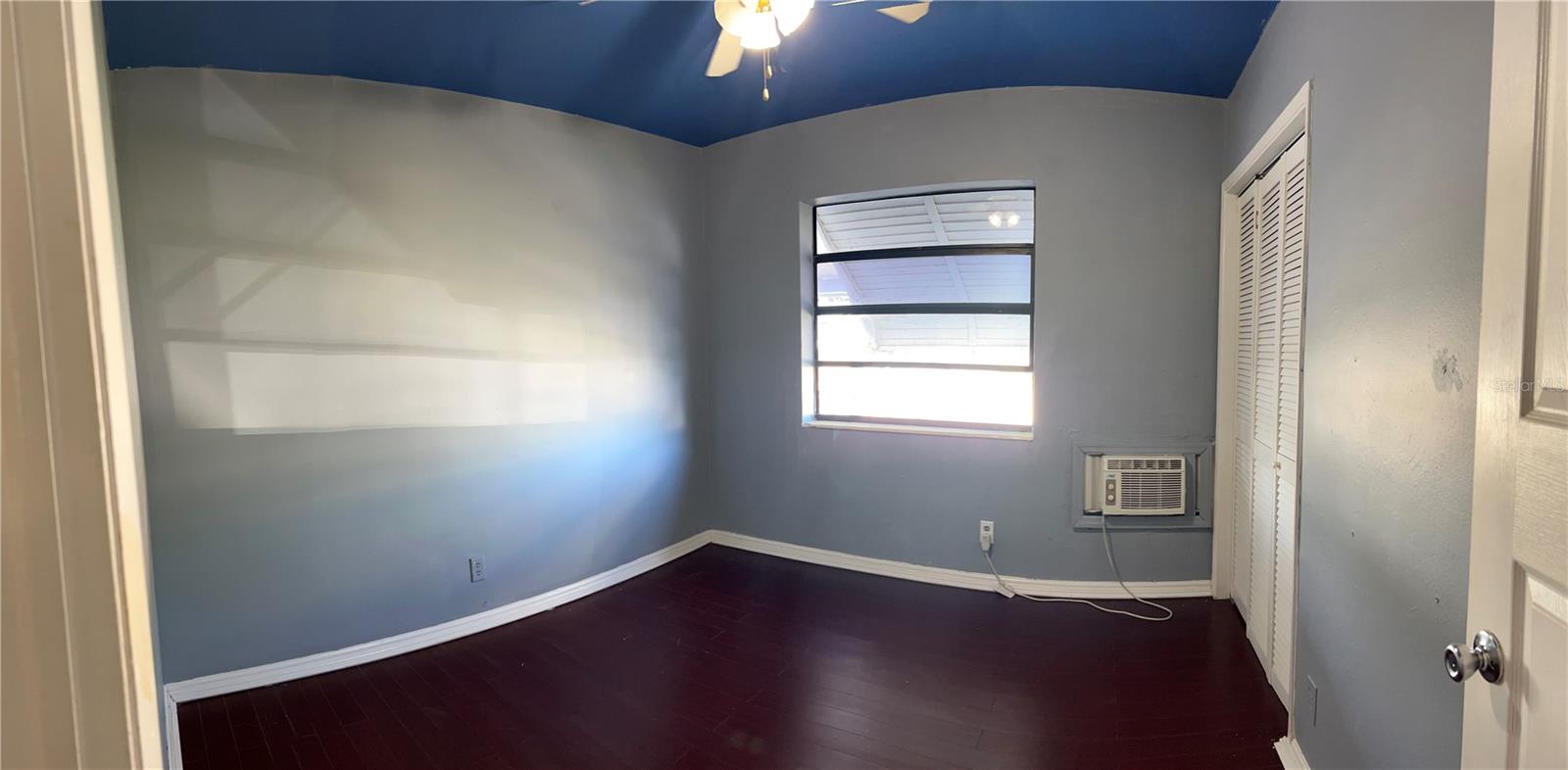 Listing photo id 8 for 2411 50th Terrace