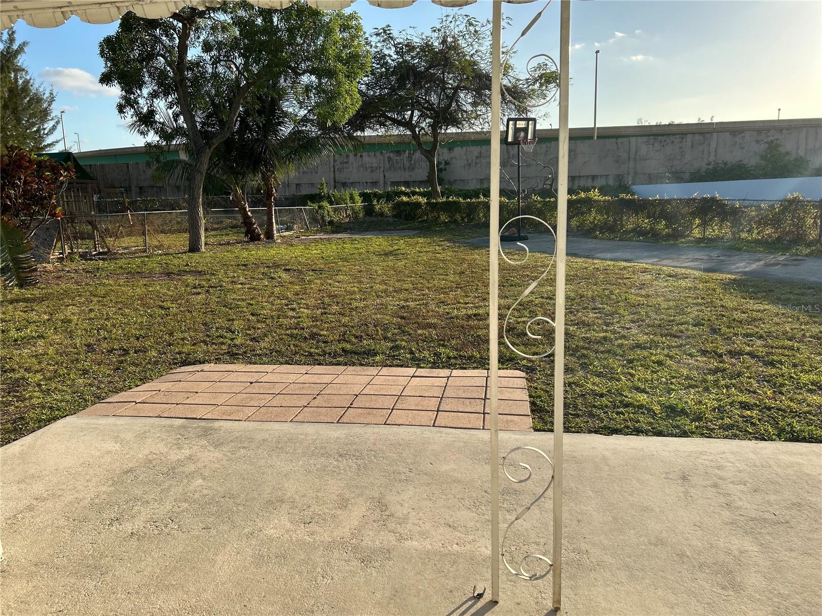 Listing photo id 10 for 2411 50th Terrace