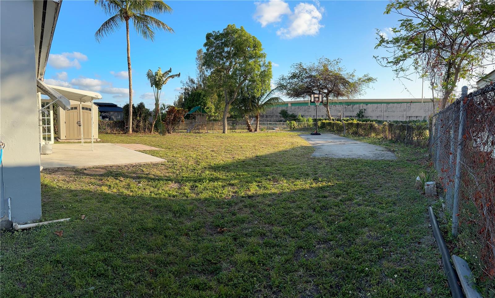 Listing photo id 11 for 2411 50th Terrace