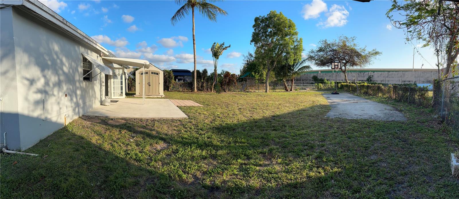 Listing photo id 12 for 2411 50th Terrace