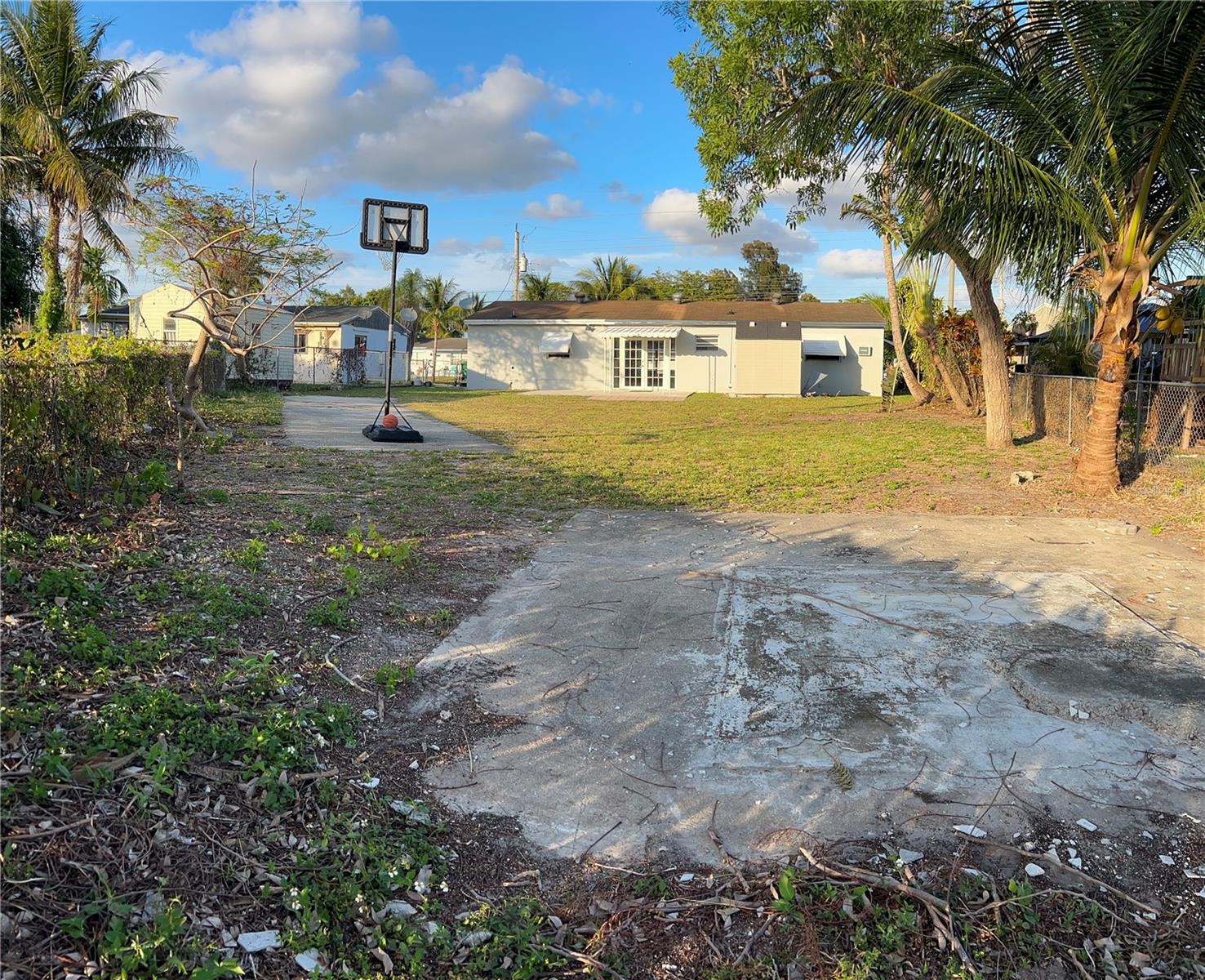 Listing photo id 13 for 2411 50th Terrace