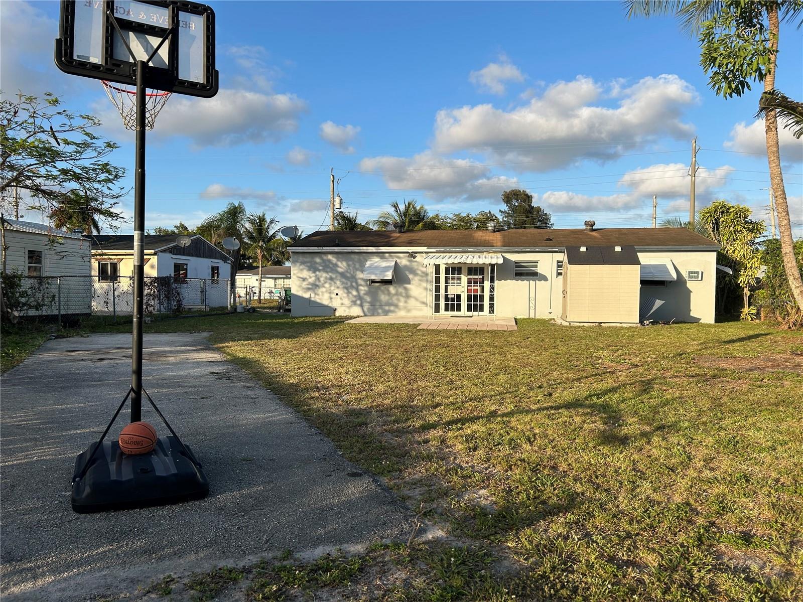 Listing photo id 14 for 2411 50th Terrace