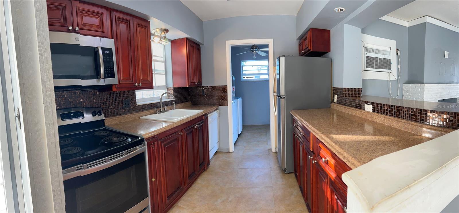 Listing photo id 2 for 2411 50th Terrace