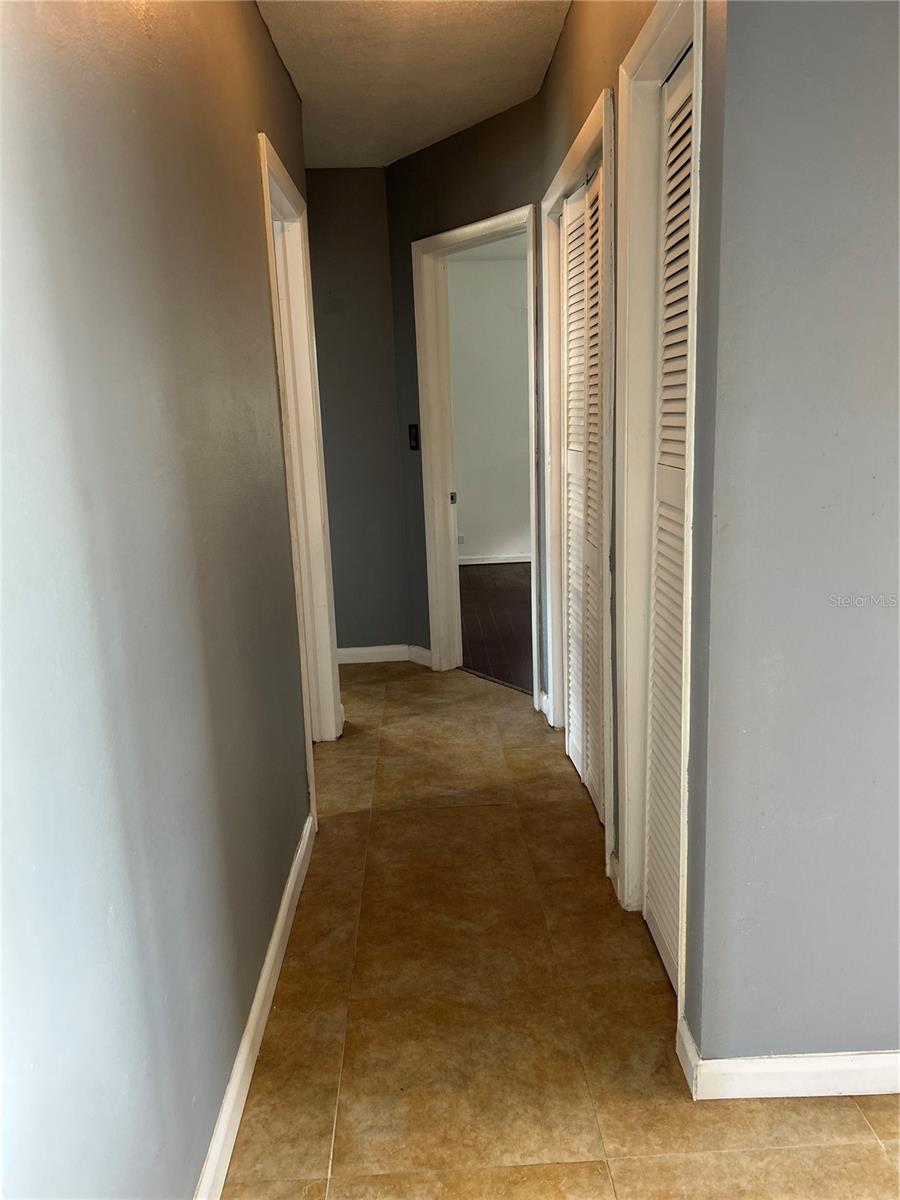 Listing photo id 4 for 2411 50th Terrace