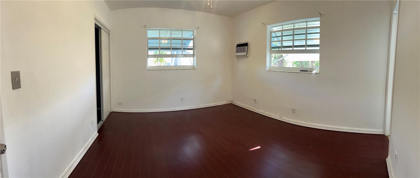 Listing photo id 5 for 2411 50th Terrace