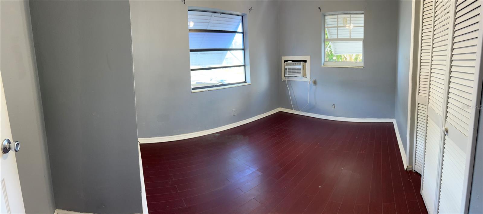 Listing photo id 7 for 2411 50th Terrace