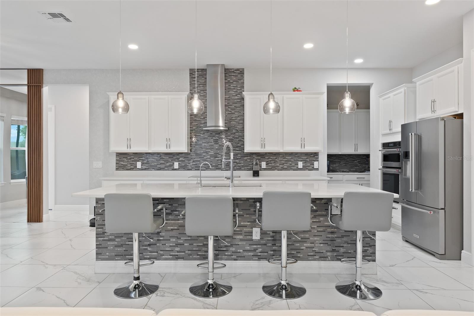 Image 21 of 50 For 9845 Emerald Berry Dr