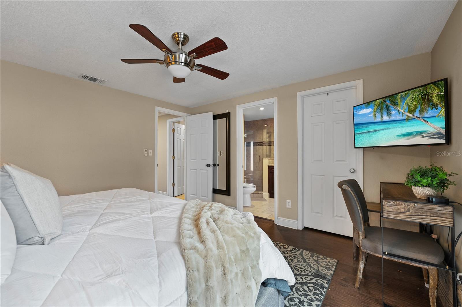 Image 20 of 41 For 2801 Plaza Terrace Drive