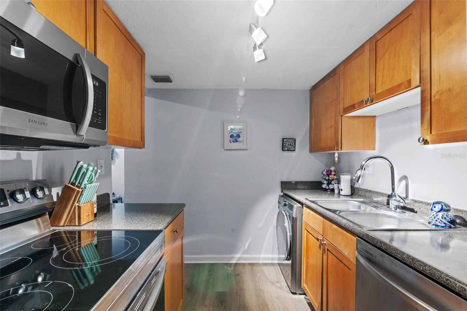 Image 8 of 21 For 758 Michigan Street 208