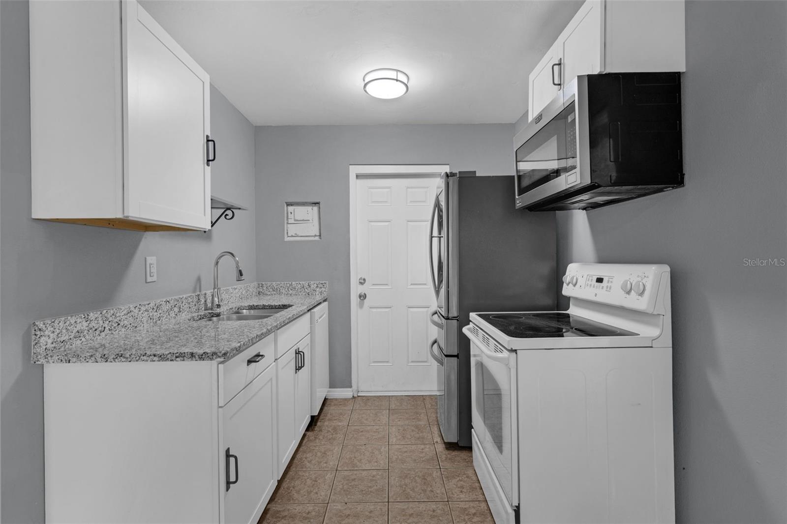 Image 9 of 17 For 1086 Hibiscus Court 28