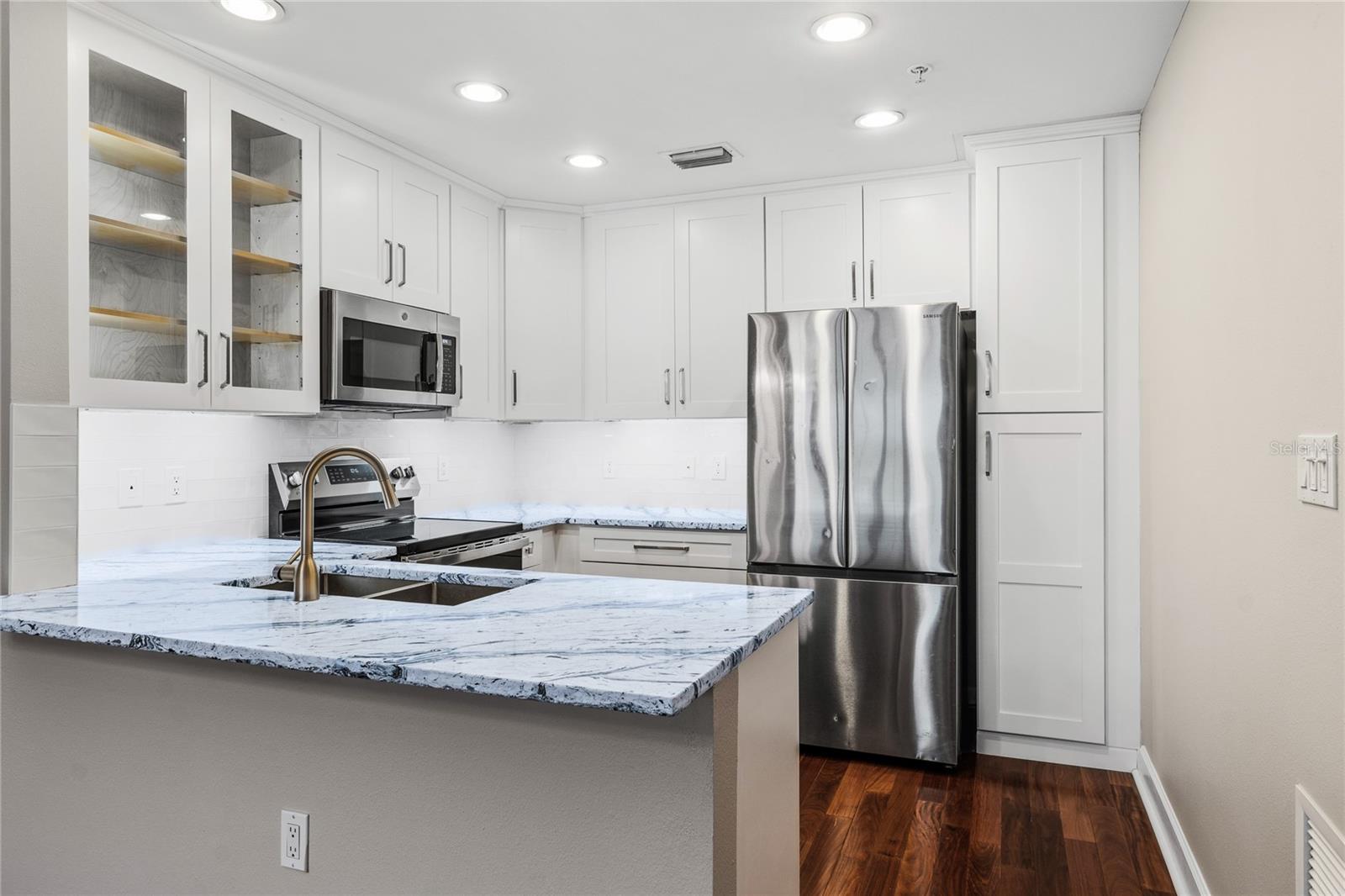 Image 10 of 47 For 2305 Edgewater Drive 1509