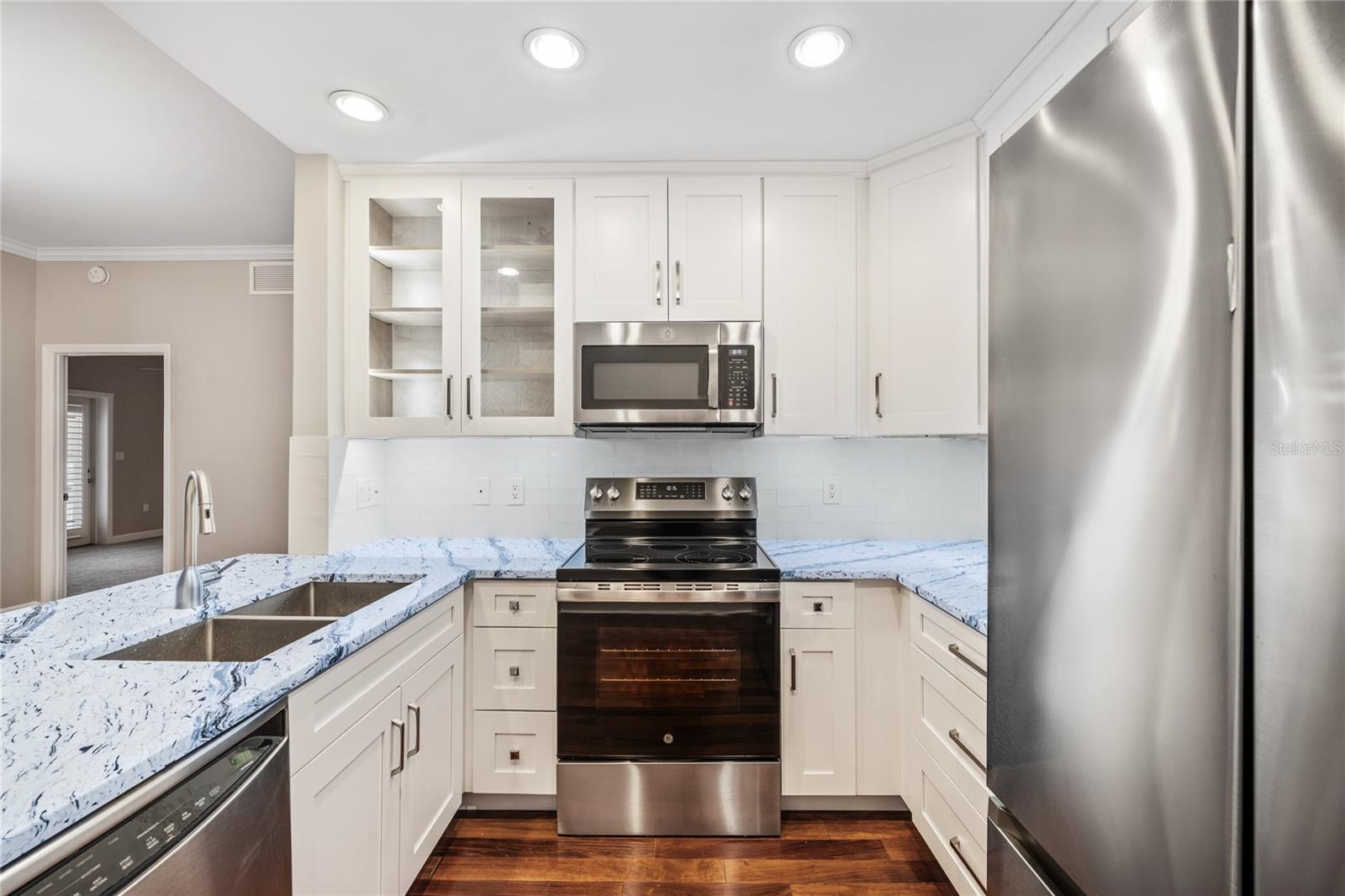Image 11 of 47 For 2305 Edgewater Drive 1509