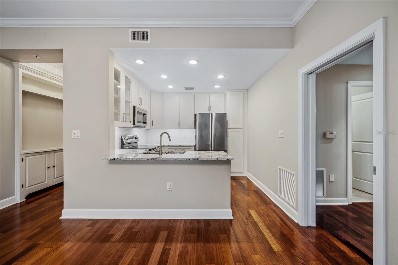 Image 9 of 47 For 2305 Edgewater Drive 1509