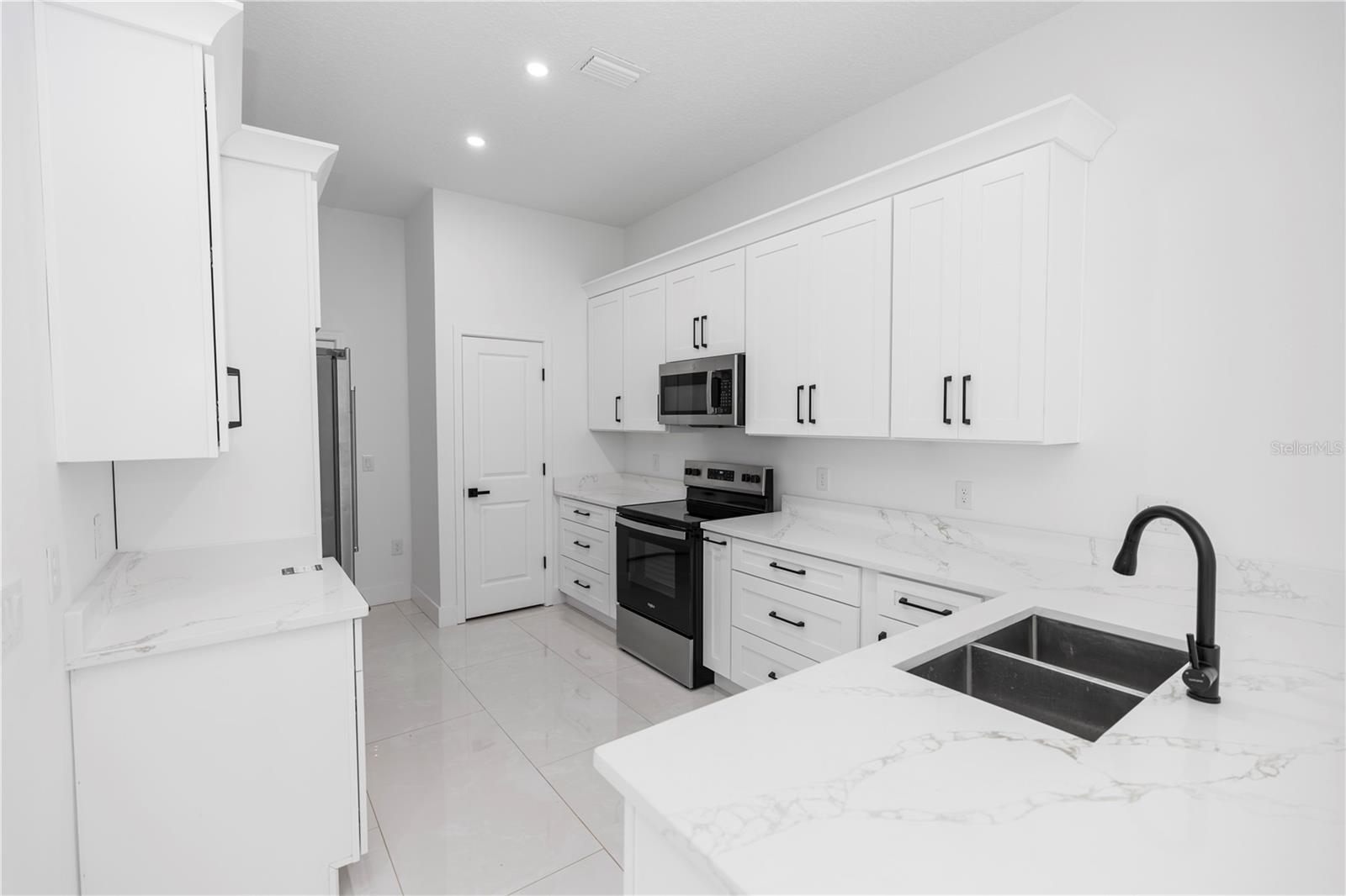 Image 5 of 69 For 21 N Hampton Avenue Lot 2