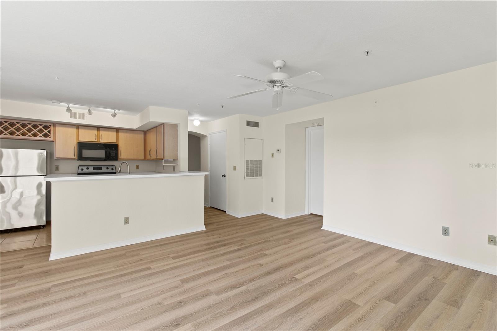Image 8 of 22 For 7330 Westpointe Boulevard 421