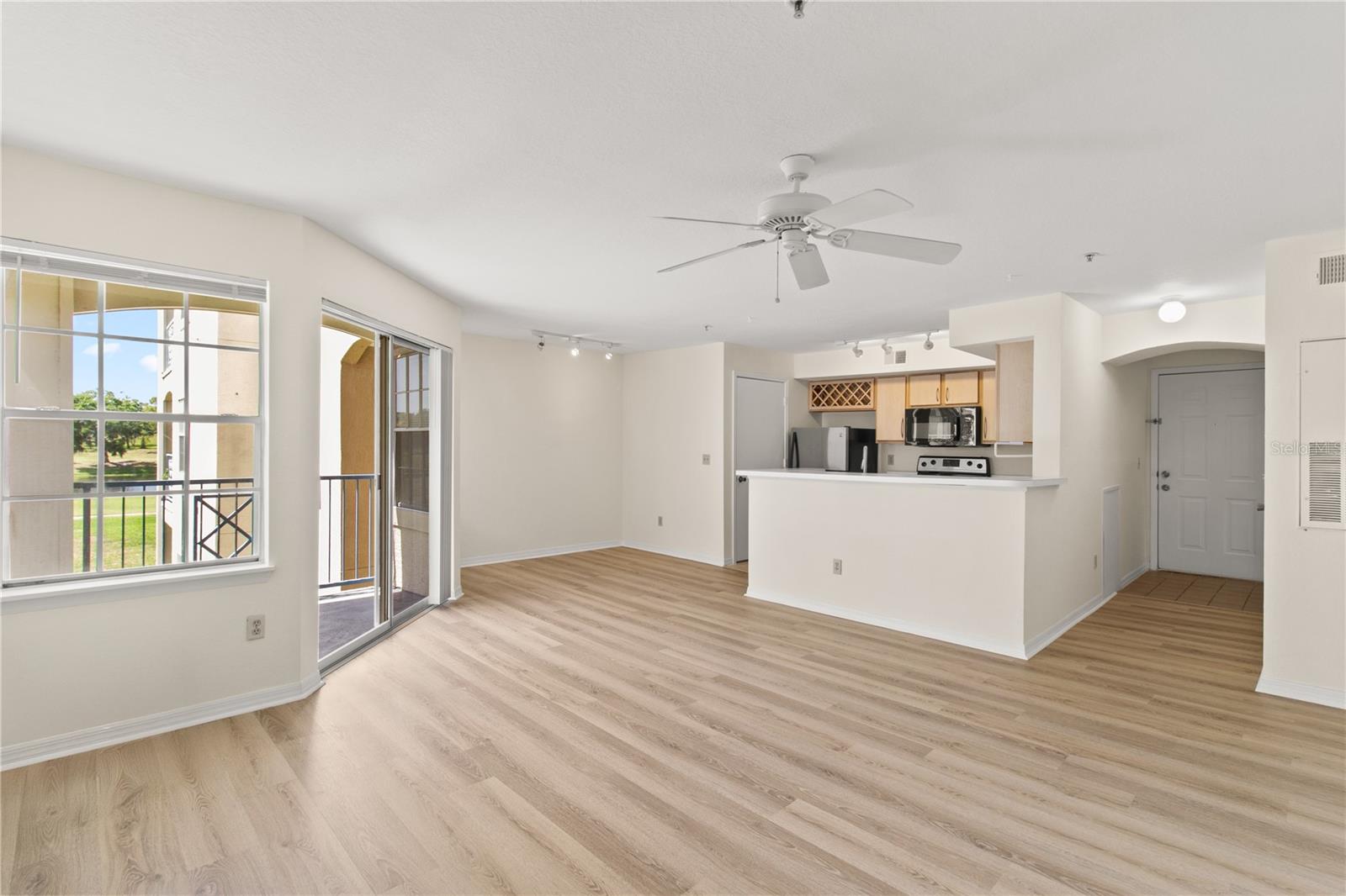 Image 9 of 22 For 7330 Westpointe Boulevard 421