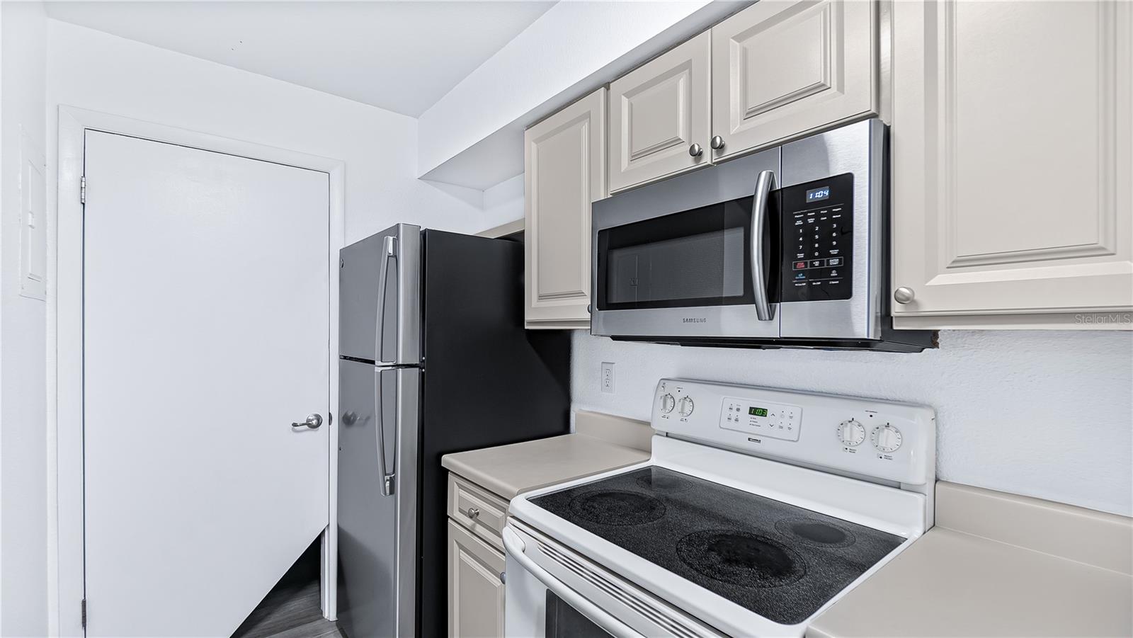 Image 3 of 17 For 3032 Parkway Boulevard 302