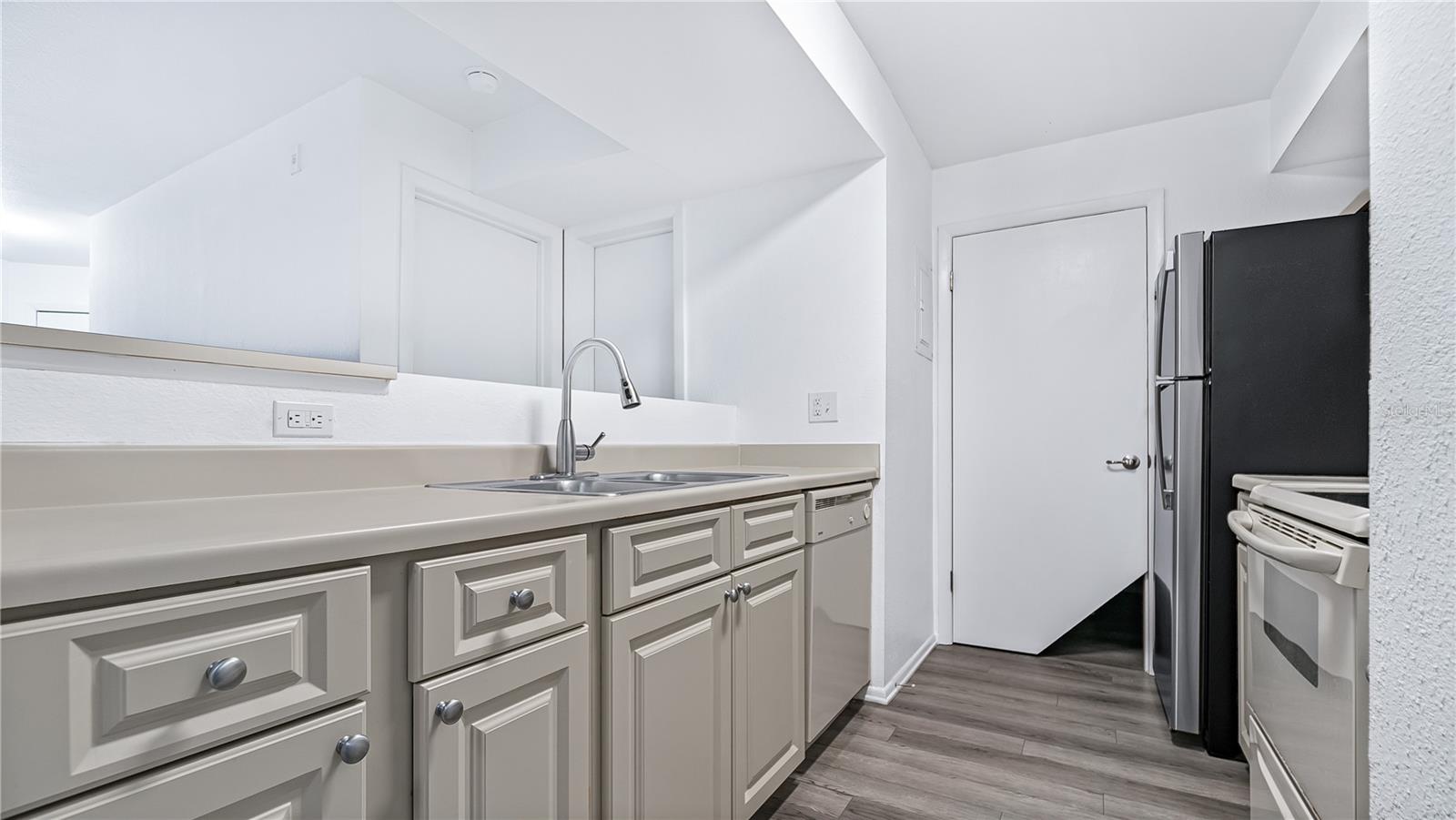 Image 4 of 17 For 3032 Parkway Boulevard 302