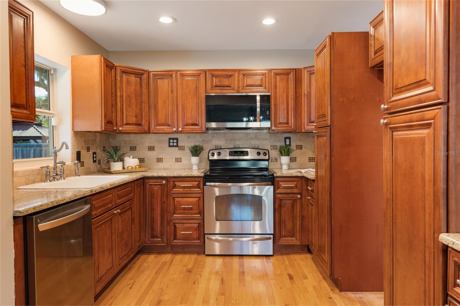 Image 12 of 41 For 927 Boardman Street