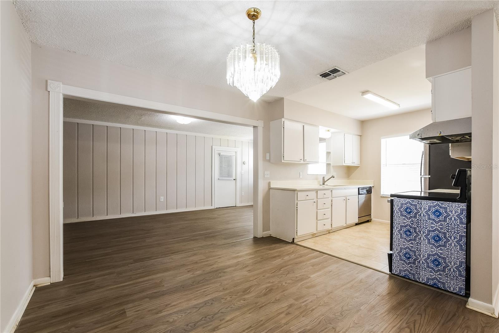 Image 7 of 16 For 705 Woodlawn Drive