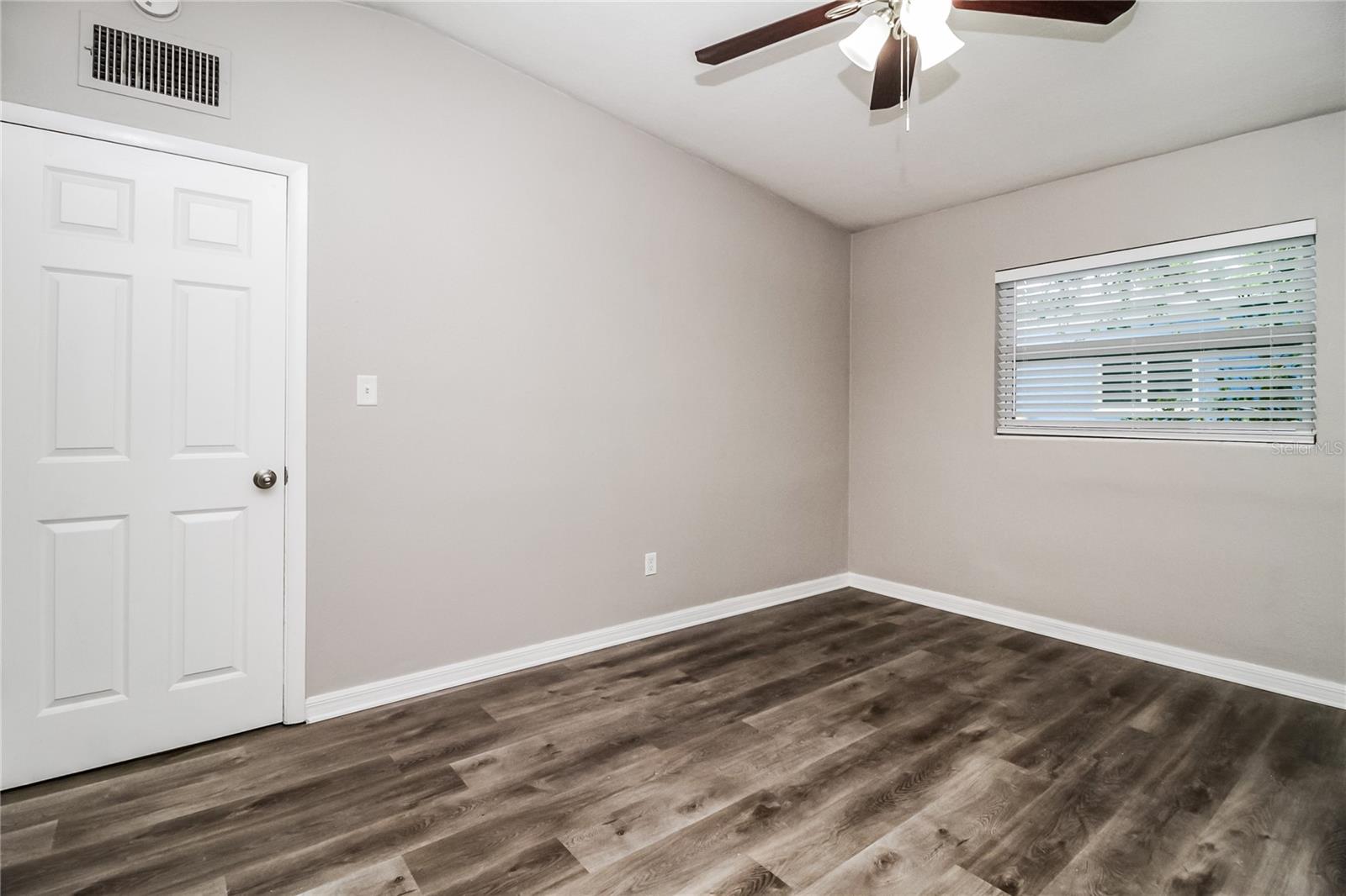 Image 13 of 16 For 6007 Oakcrest Circle