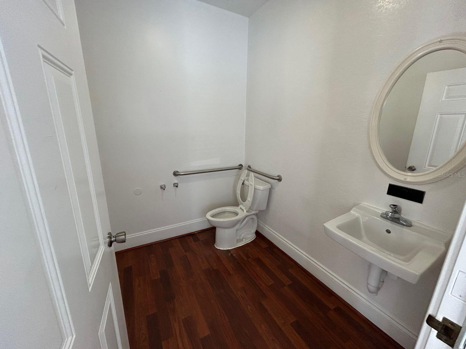 Listing photo id 39 for 608 Ingraham Avenue