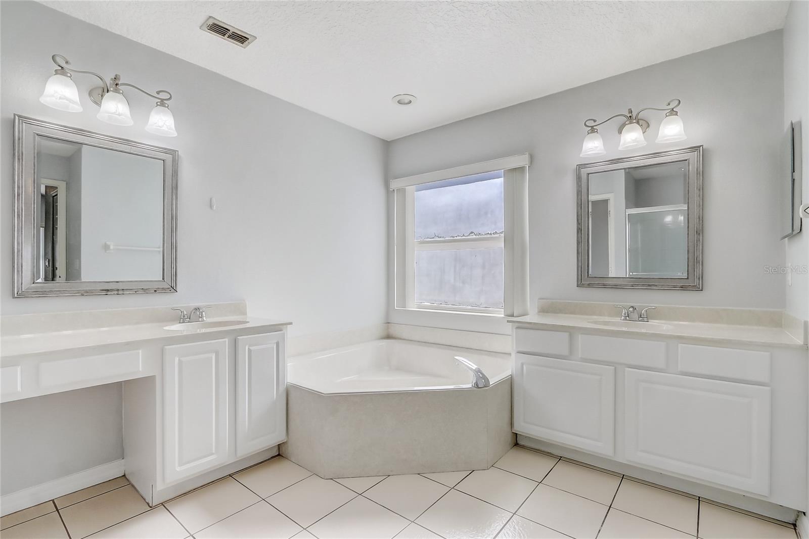 Image 20 of 30 For 3539 Foxcroft Circle