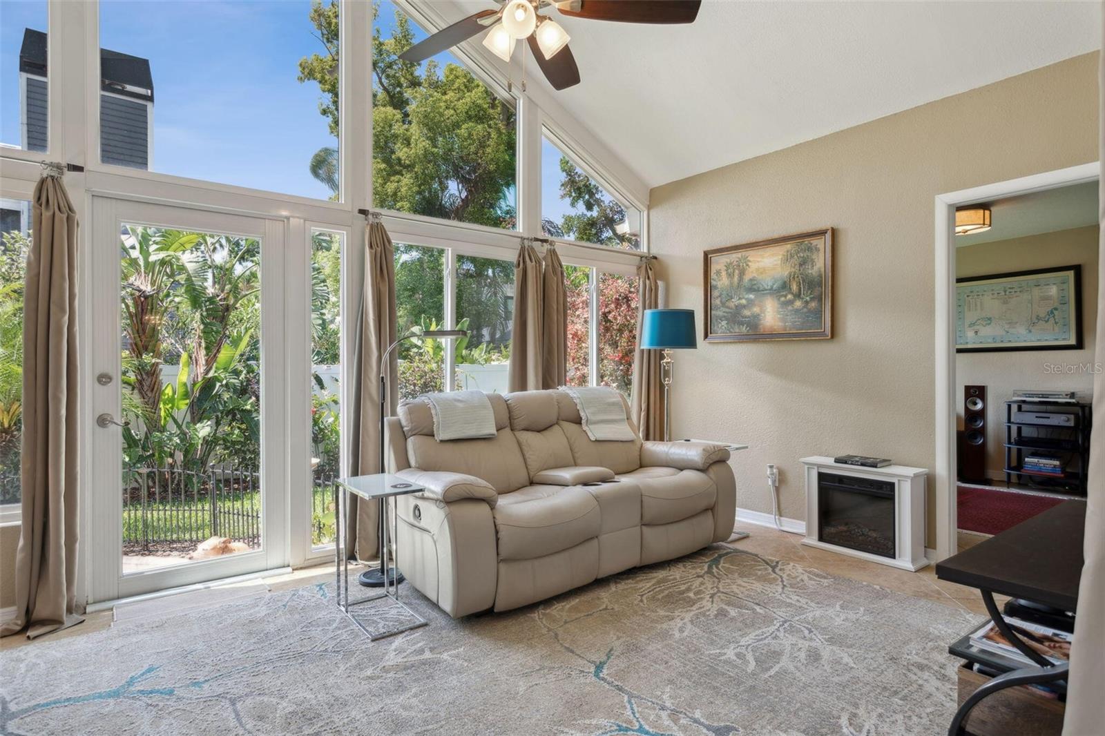 Listing photo id 16 for 3404 Villa Rosa Street