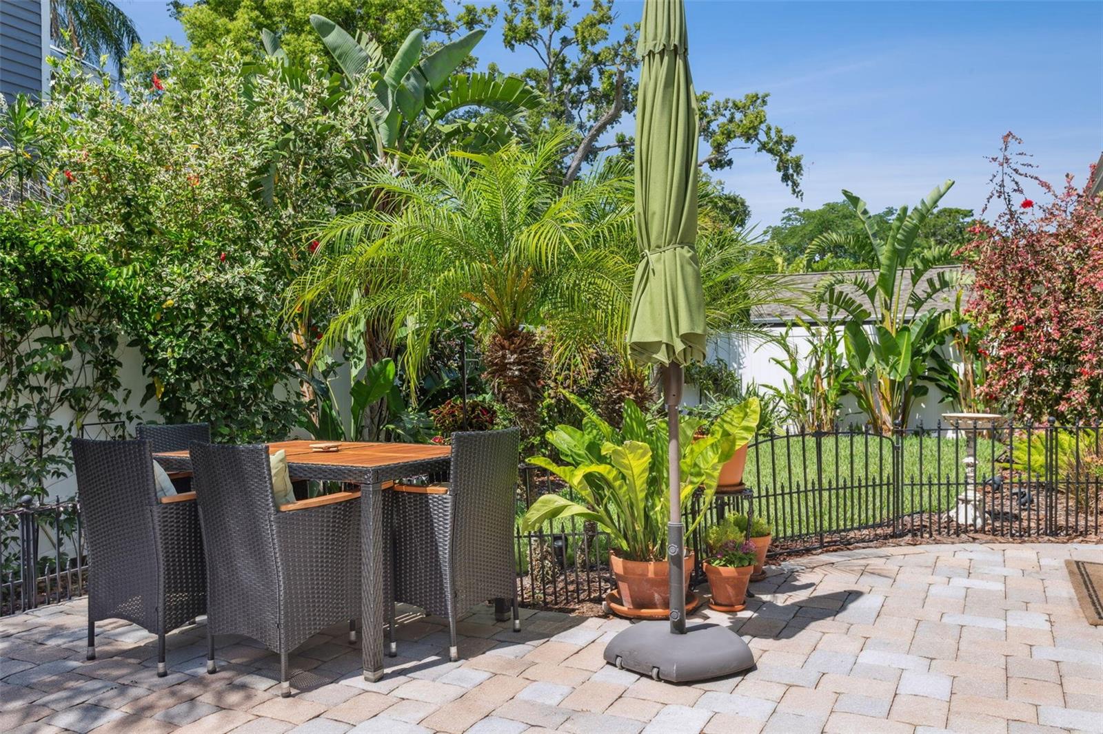 Listing photo id 17 for 3404 Villa Rosa Street