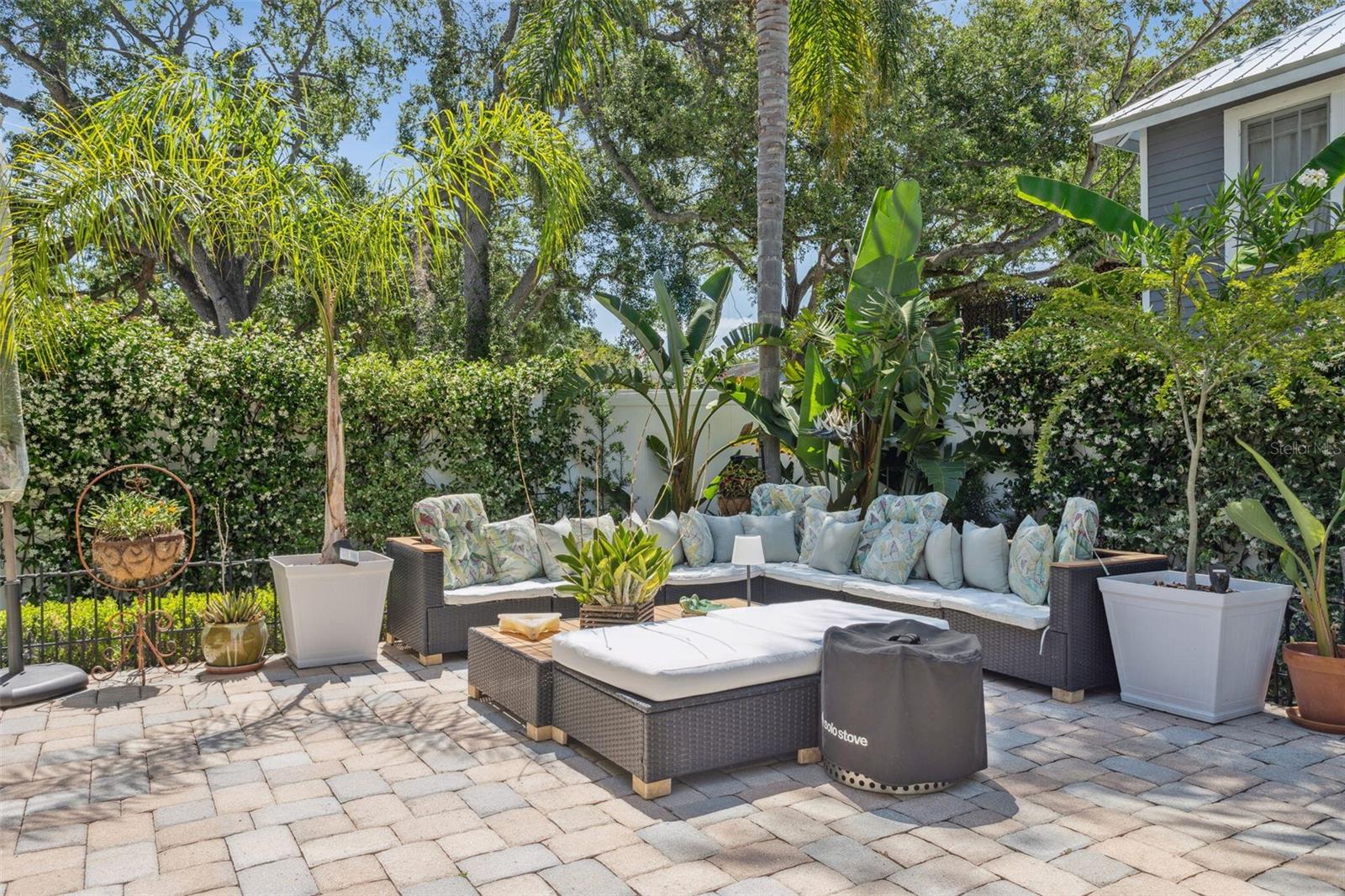 Listing photo id 18 for 3404 Villa Rosa Street
