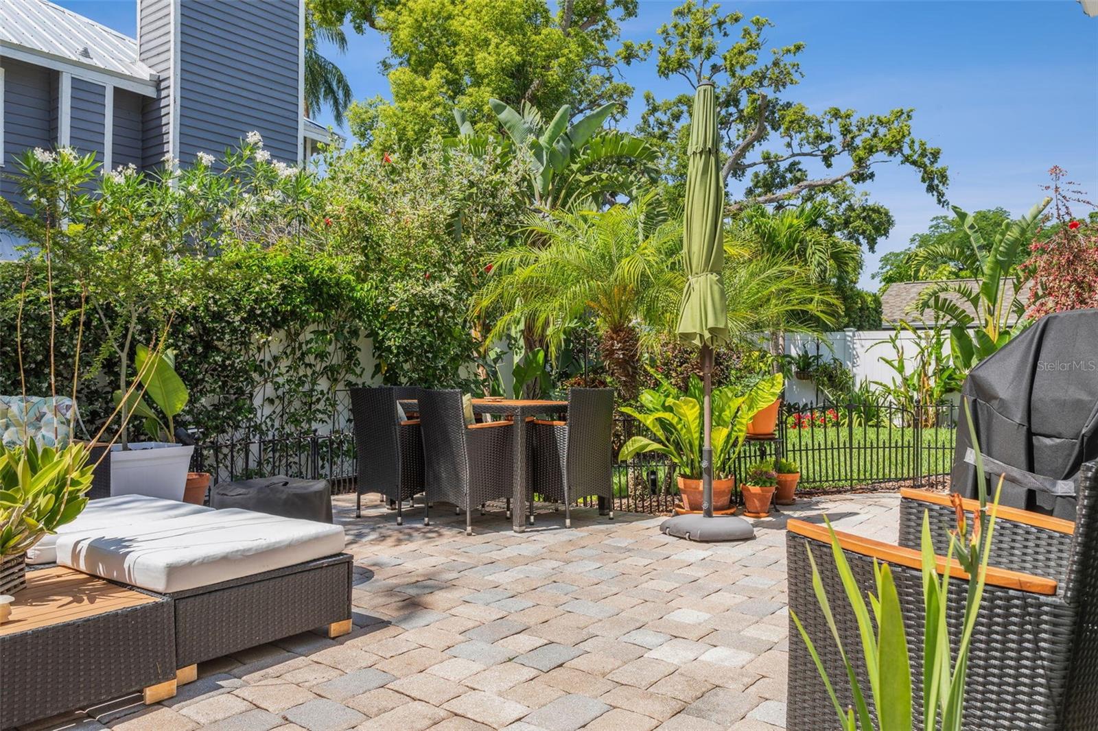 Listing photo id 19 for 3404 Villa Rosa Street