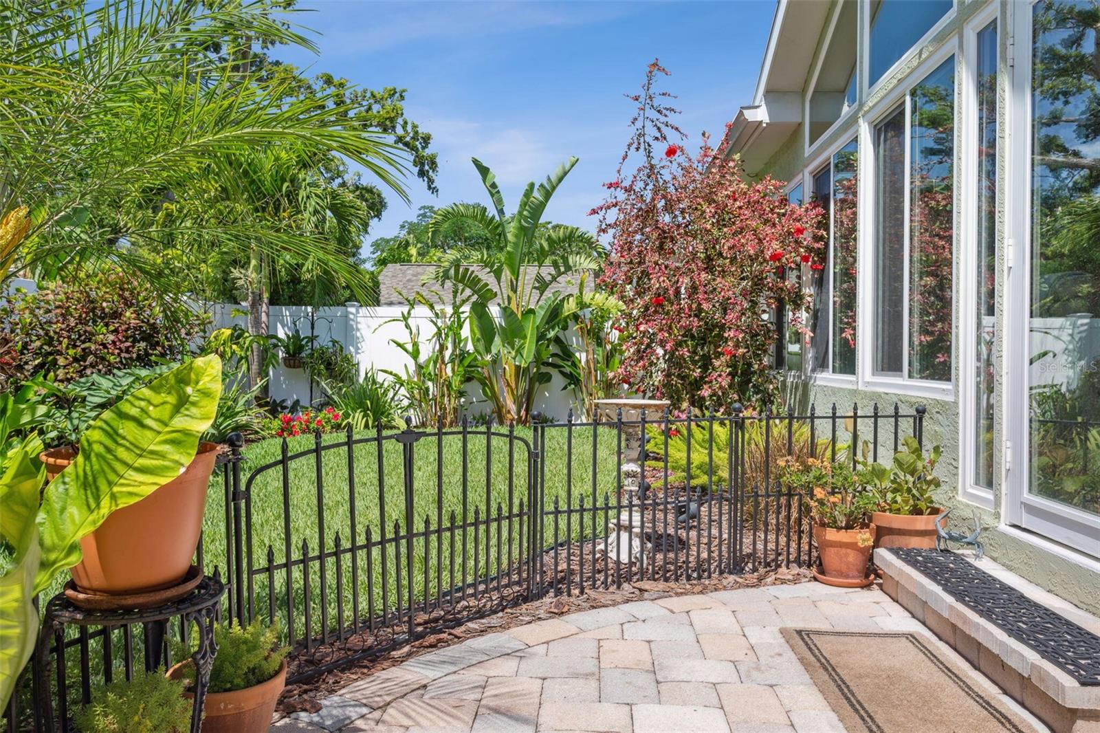 Listing photo id 20 for 3404 Villa Rosa Street