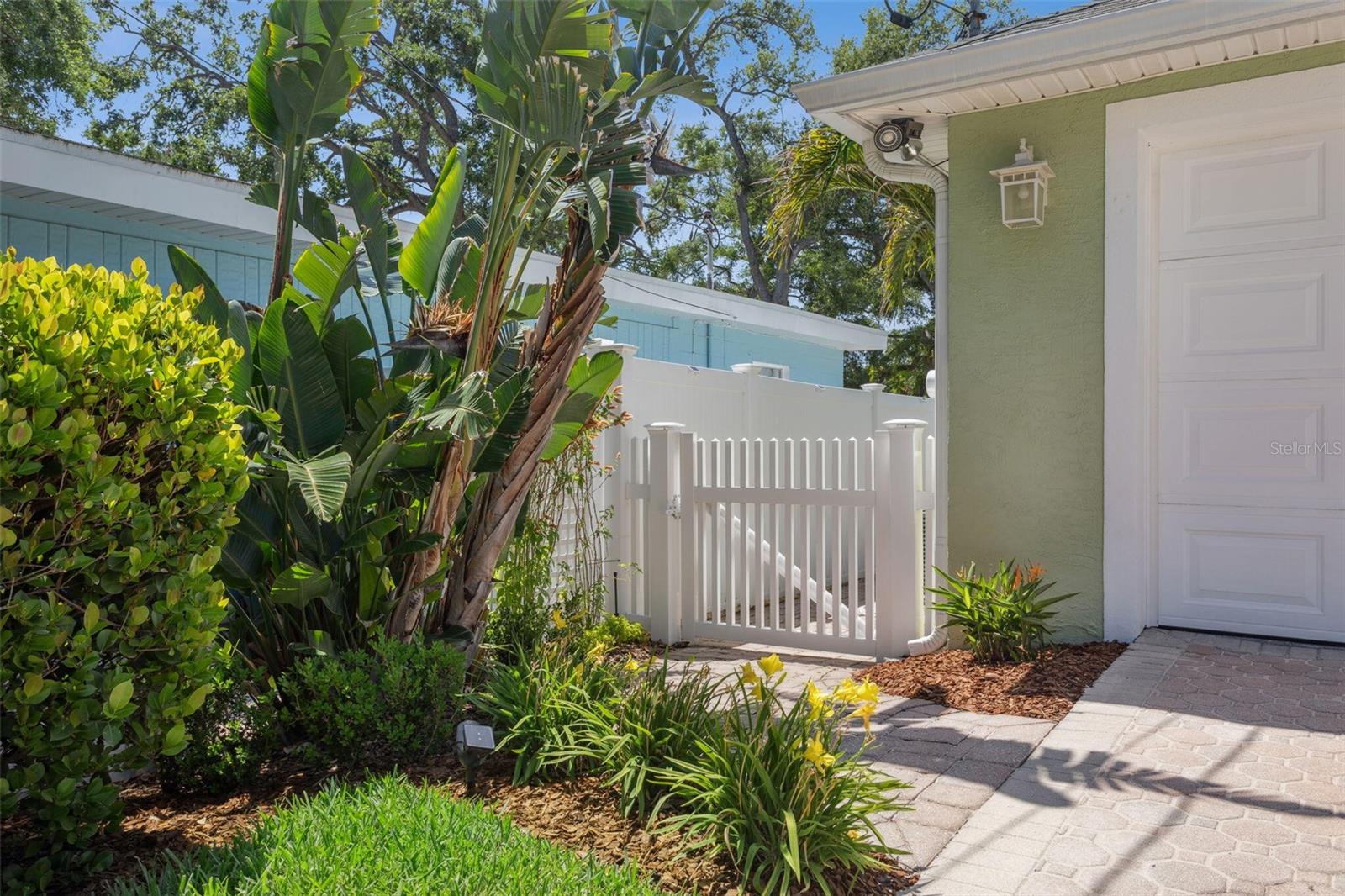Listing photo id 23 for 3404 Villa Rosa Street