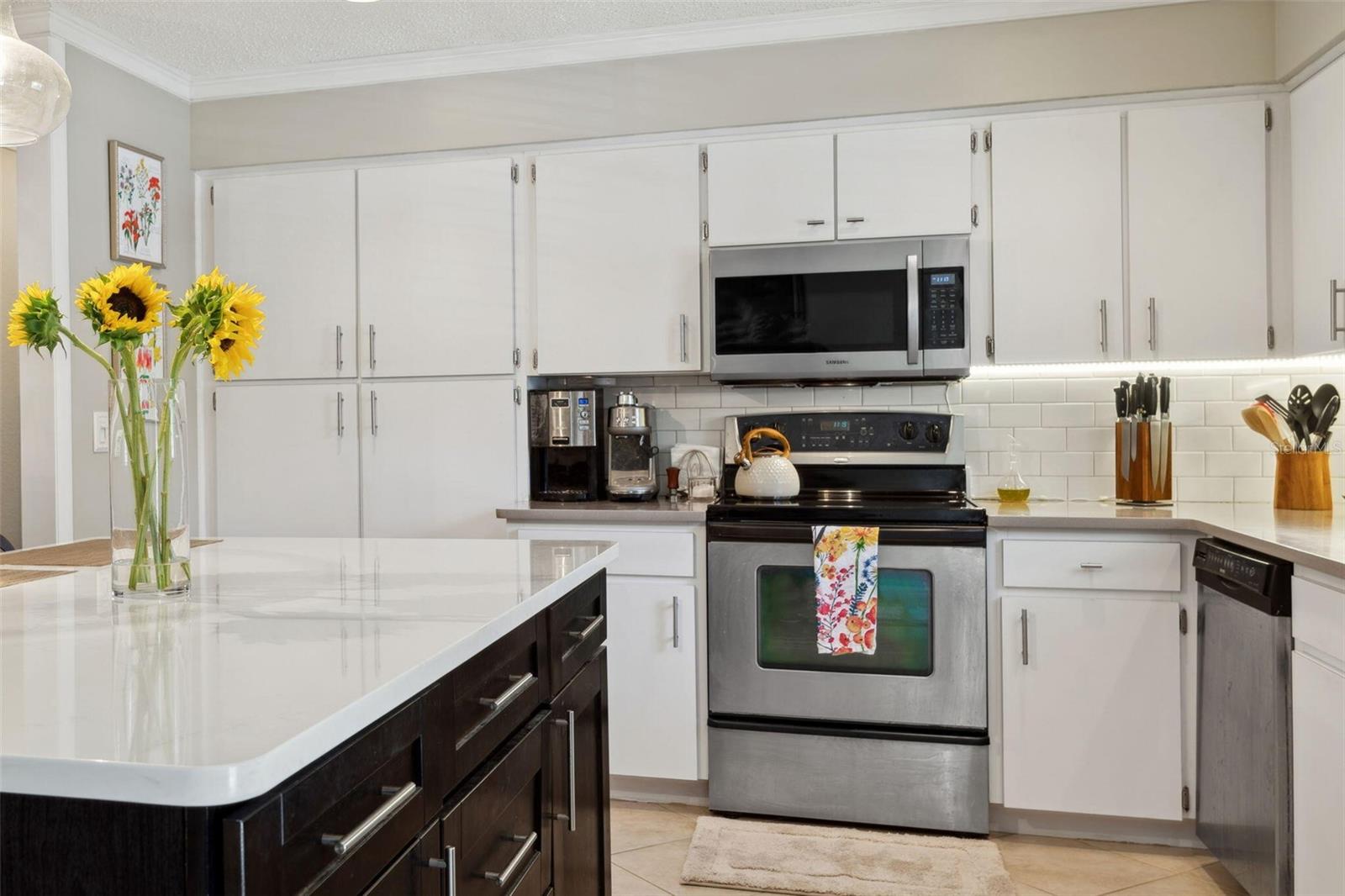 Listing photo id 2 for 3404 Villa Rosa Street