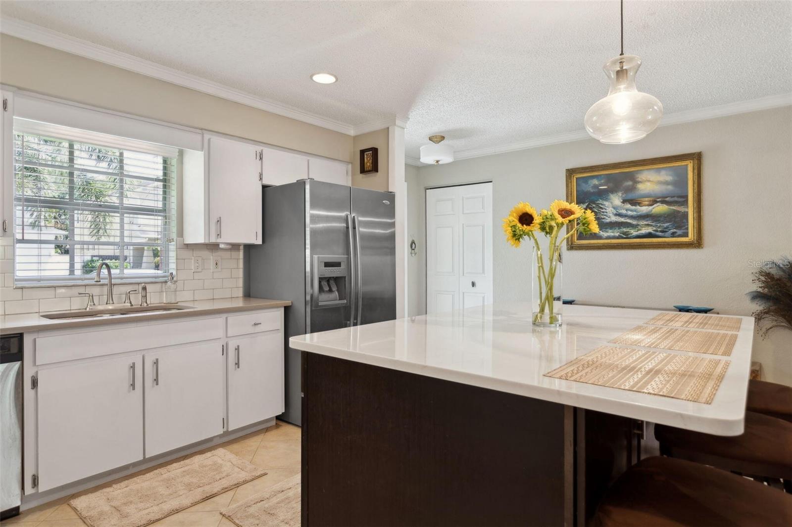 Listing photo id 3 for 3404 Villa Rosa Street