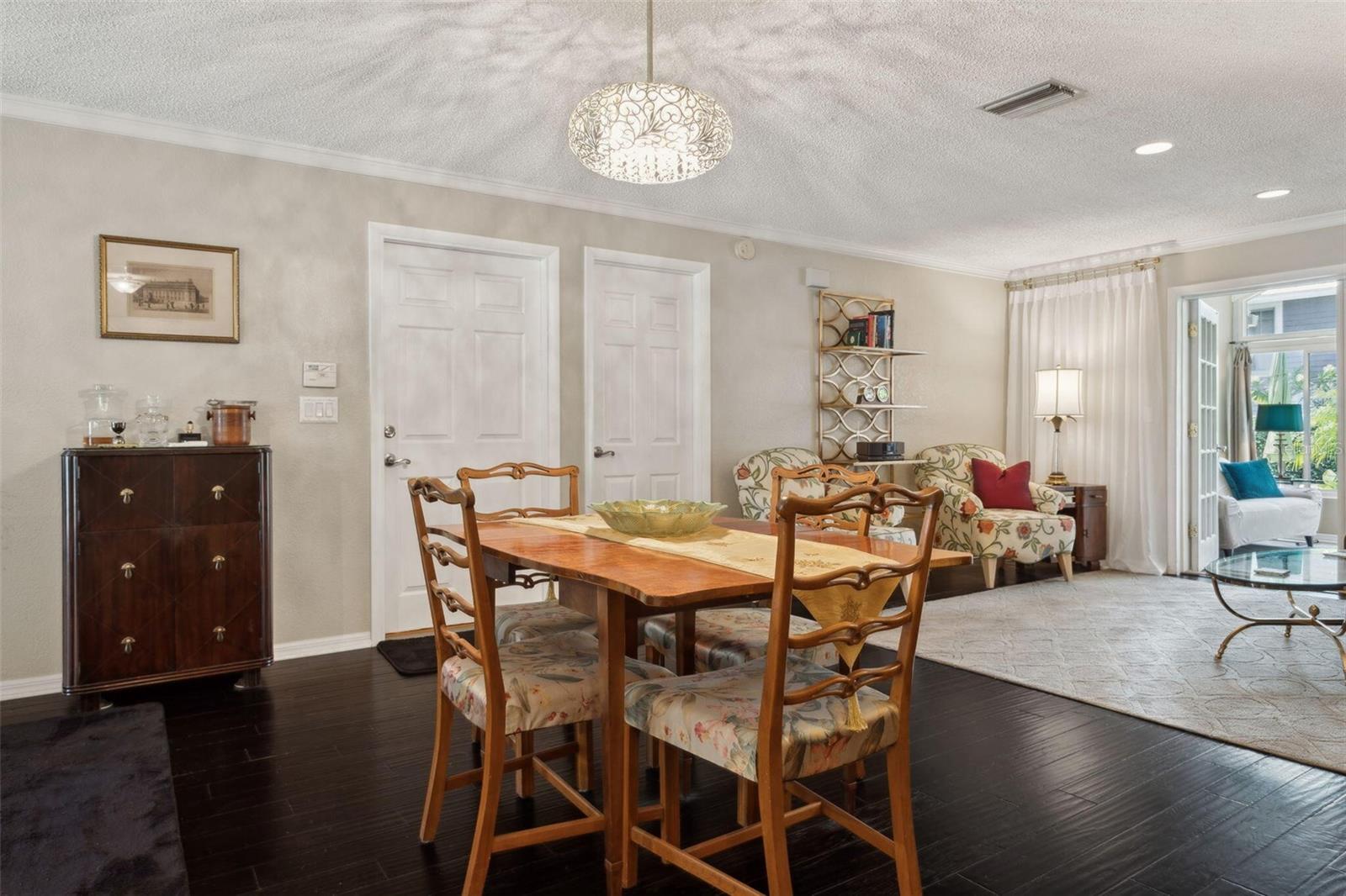 Listing photo id 4 for 3404 Villa Rosa Street
