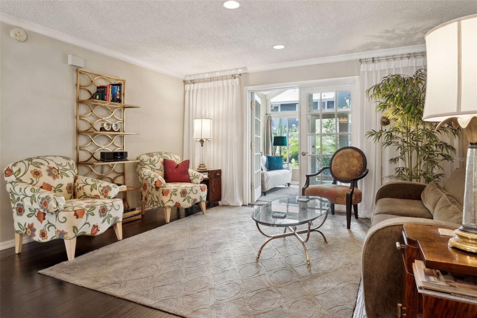 Listing photo id 5 for 3404 Villa Rosa Street