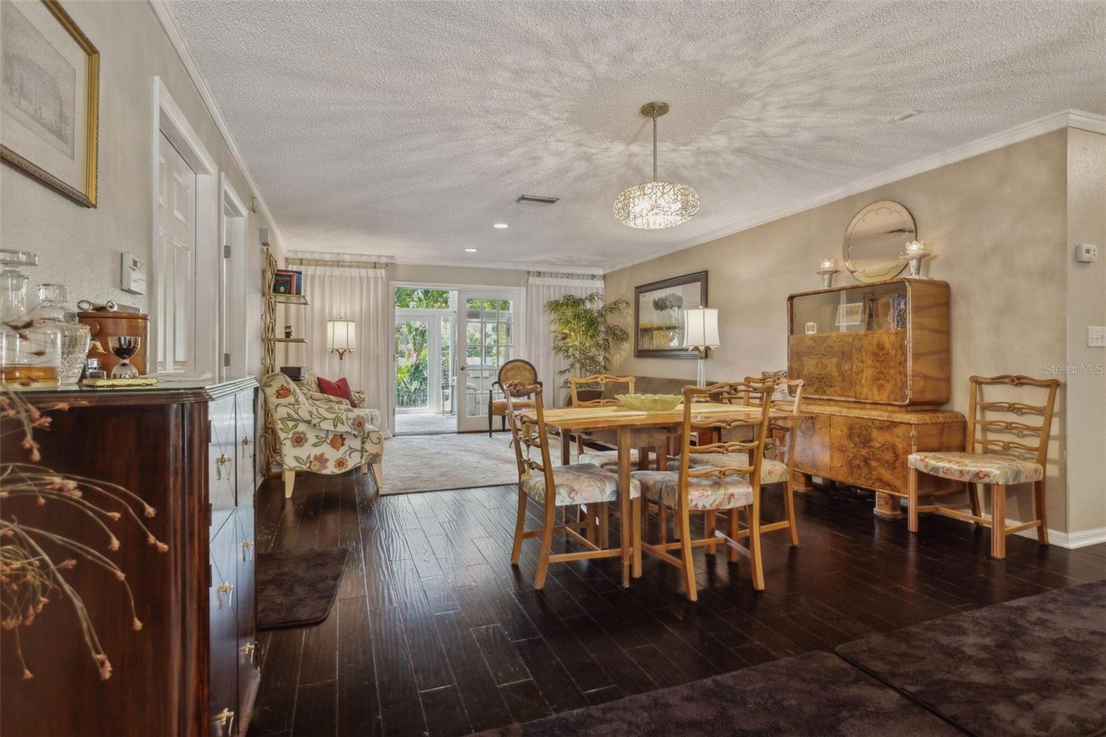 Listing photo id 6 for 3404 Villa Rosa Street