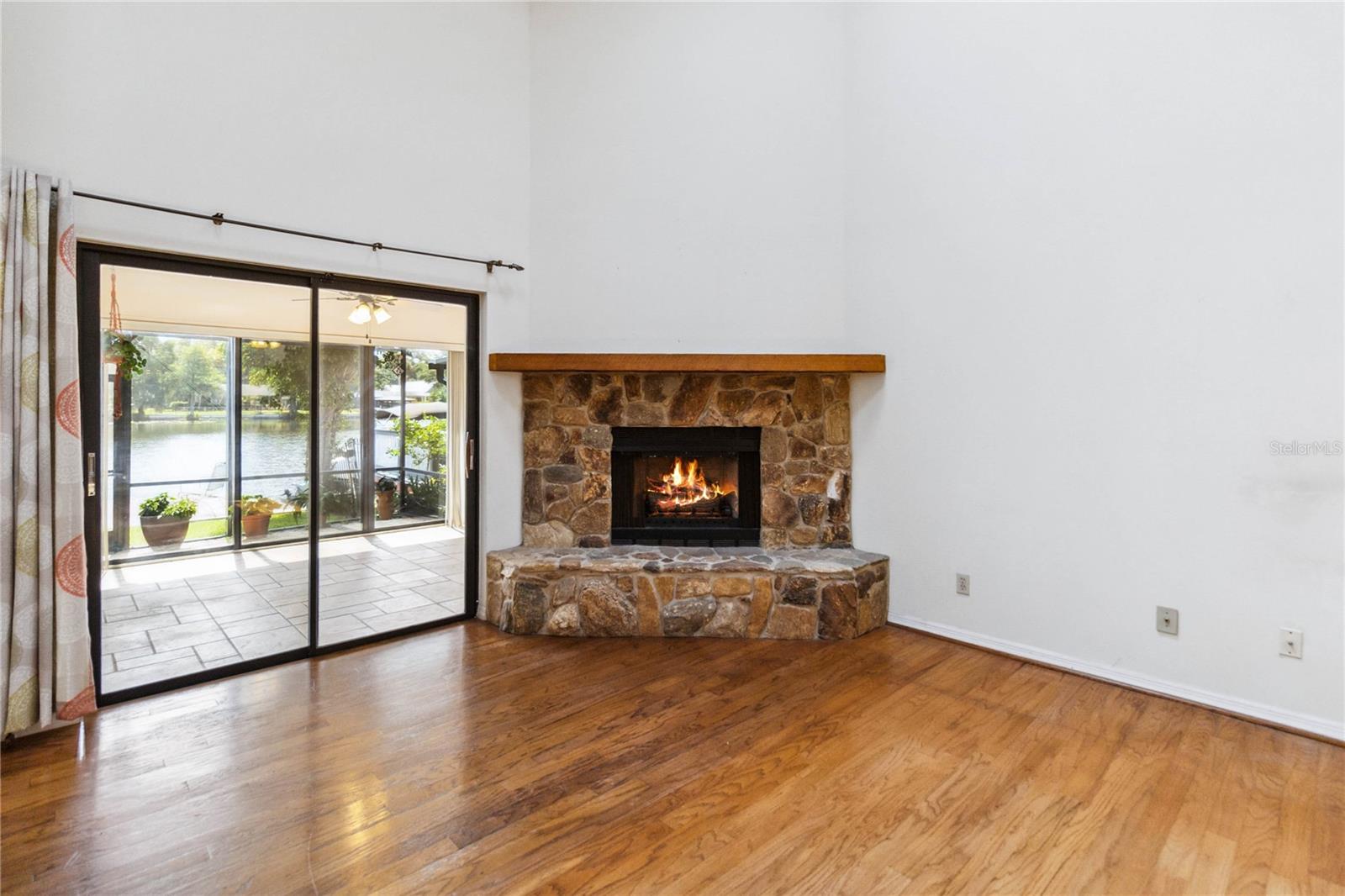 Image 11 of 36 For 1085 Island Way