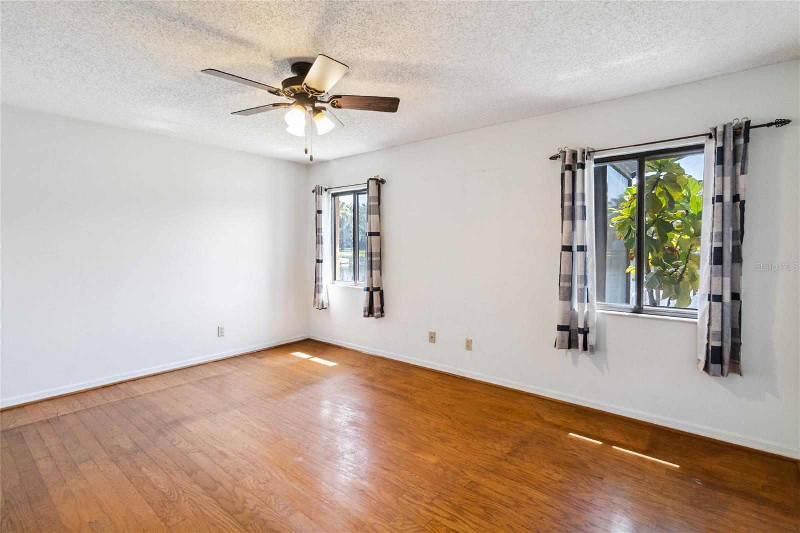 Image 17 of 36 For 1085 Island Way