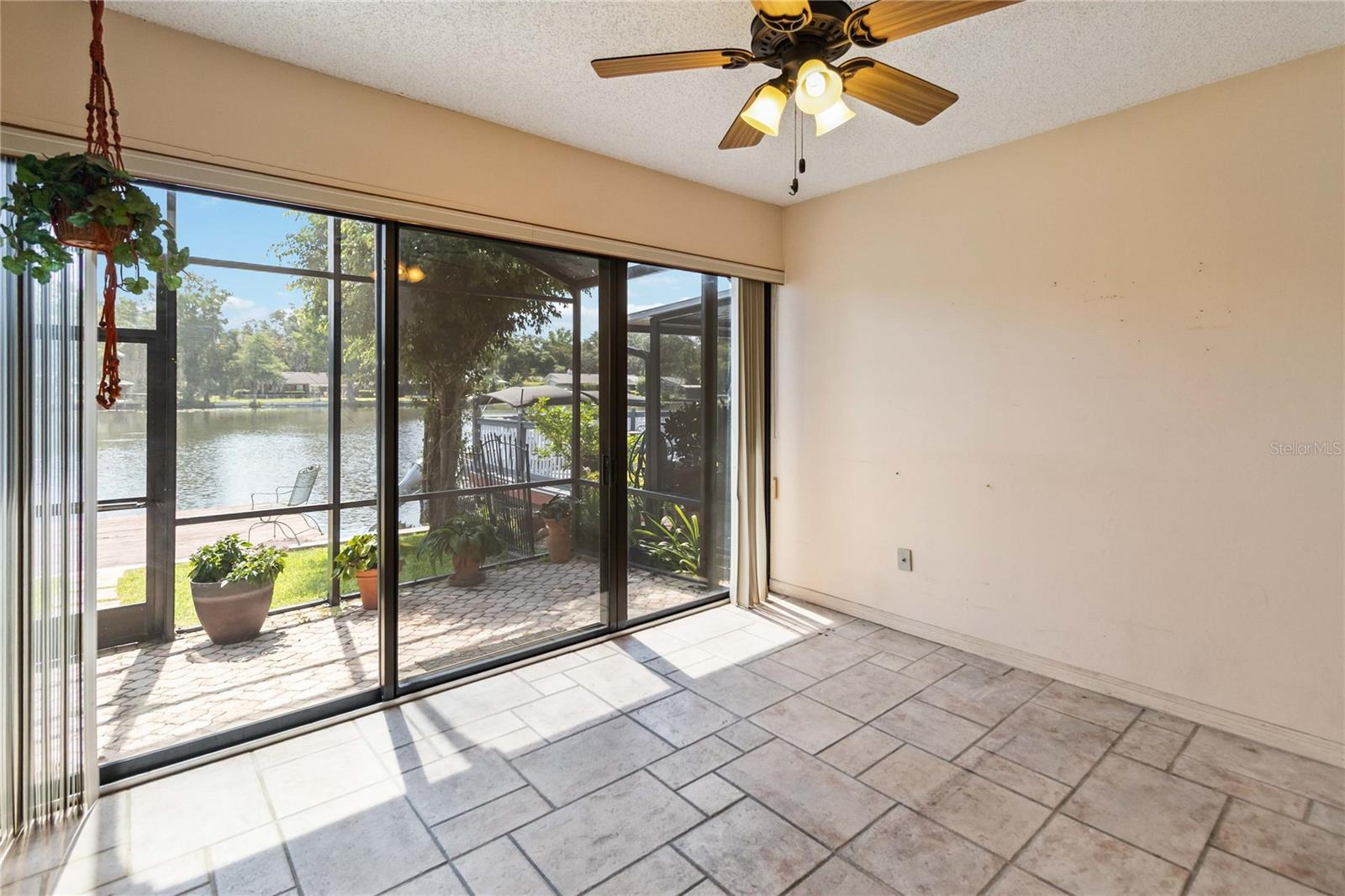 Image 5 of 36 For 1085 Island Way