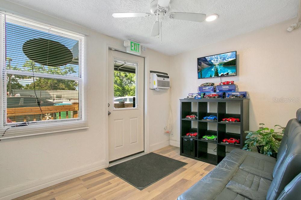 Listing photo id 11 for 805 Cypress Street