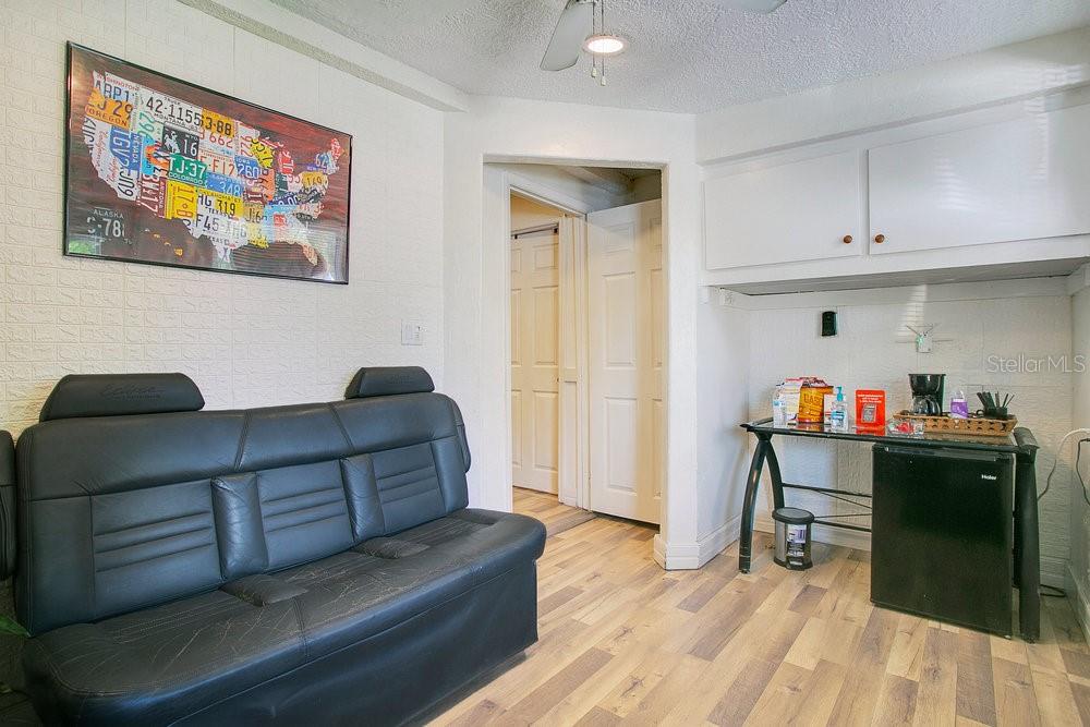 Listing photo id 13 for 805 Cypress Street