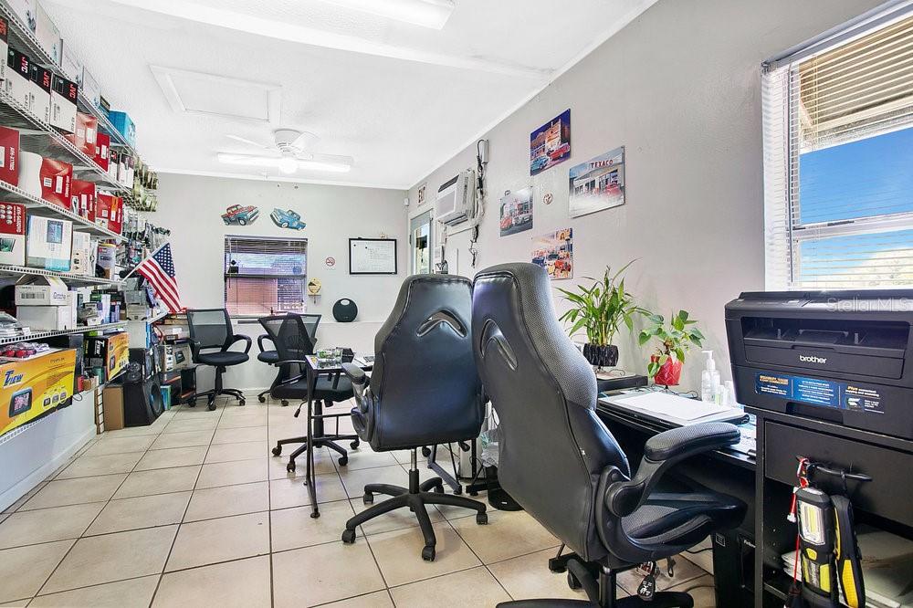 Listing photo id 6 for 805 Cypress Street