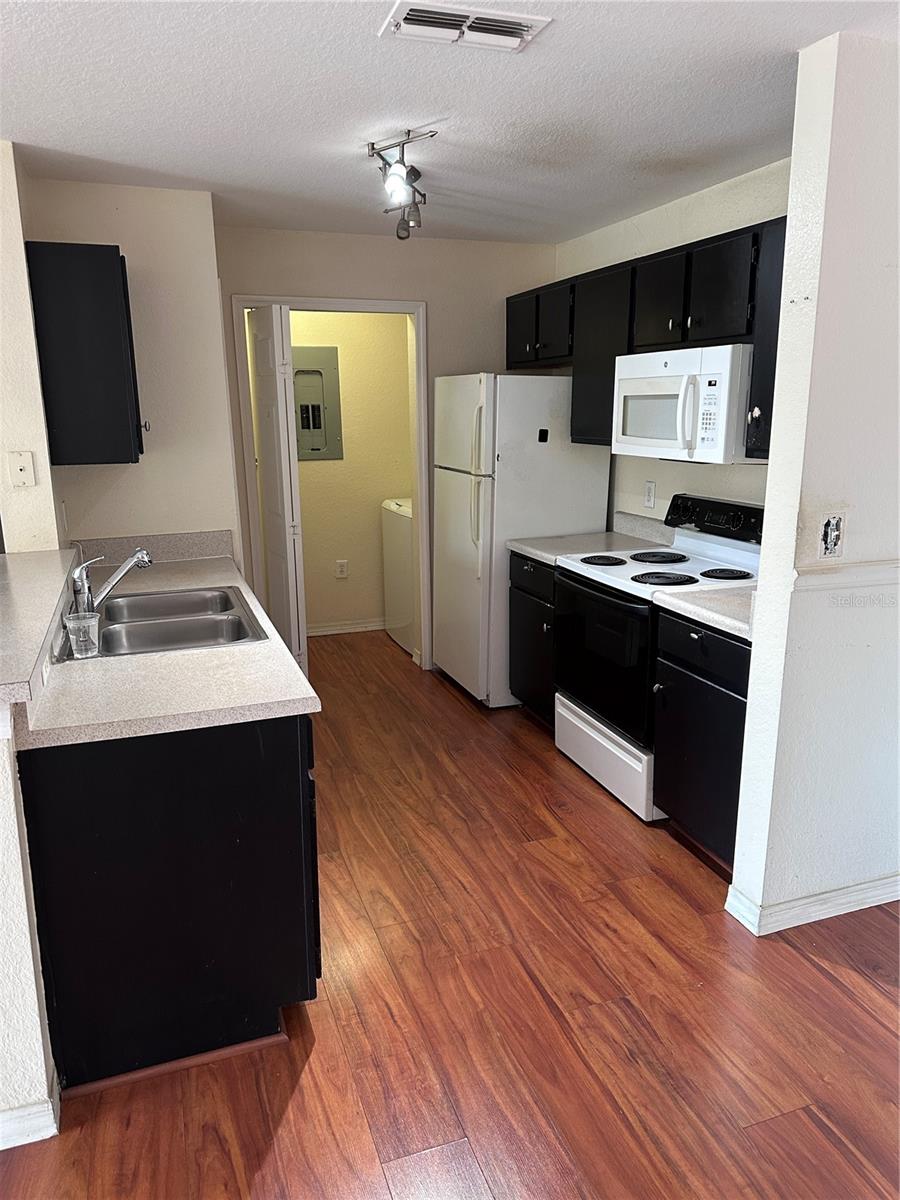 Image 4 of 13 For 5467 Vineland Road 6201