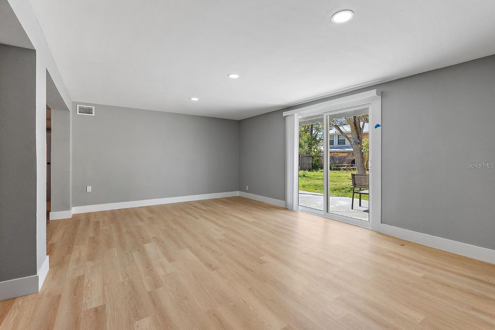 Image 16 of 31 For 3926 Helena Street Ne
